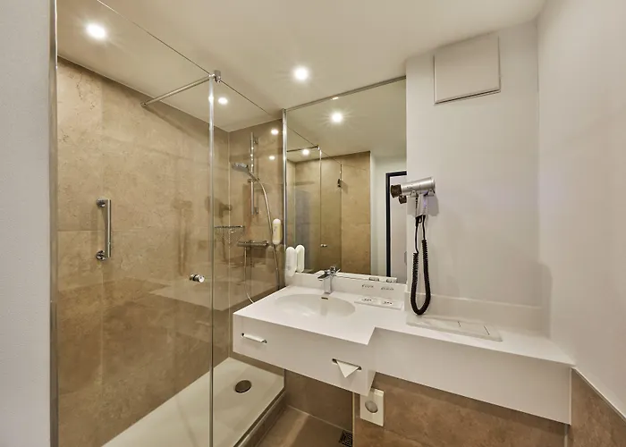 酒店 科隆布吕尔h +酒店 4*